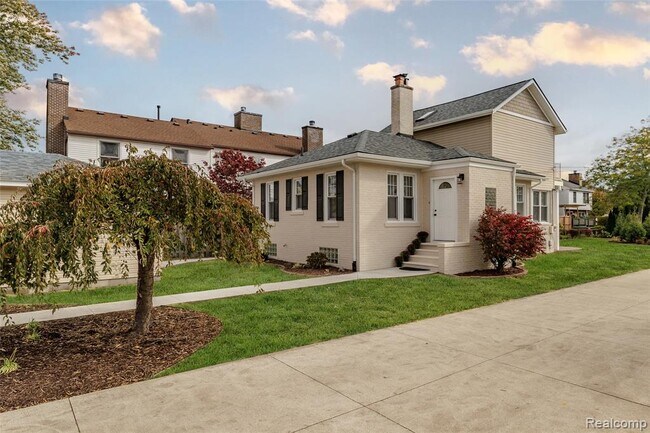 Foto del edificio - 33316 Jefferson Ave