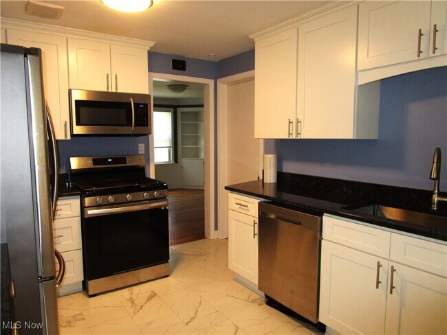 Foto del edificio - 14535 Cedar Rd