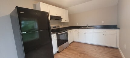 Building Photo - 220 Rosedale Ave