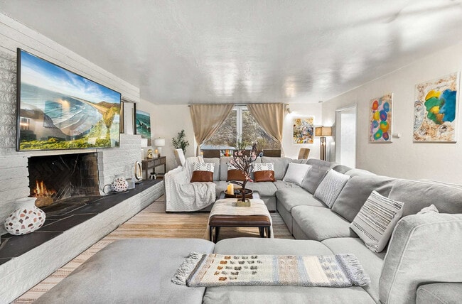 Foto del edificio - 4989 Randlett Dr