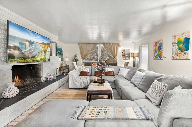 Building Photo - 4989 Randlett Dr