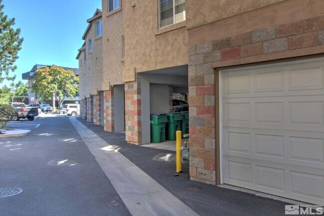 Building Photo - Rare Midtown Opportunity. Available in August