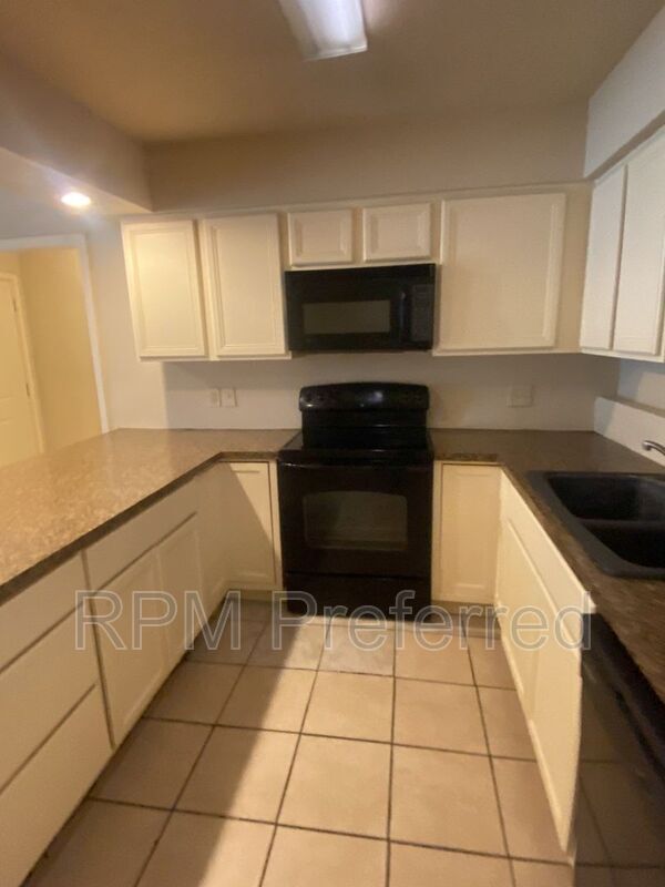 Building Photo - 13111 Maxim Dr