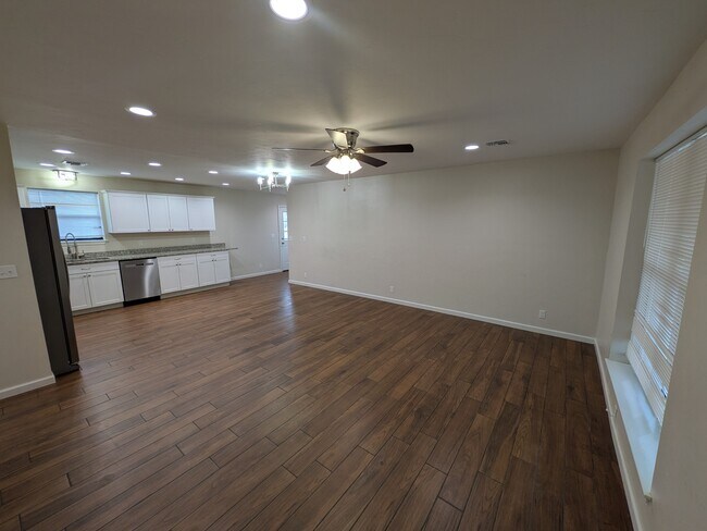 Building Photo - 906 Parkview Dr