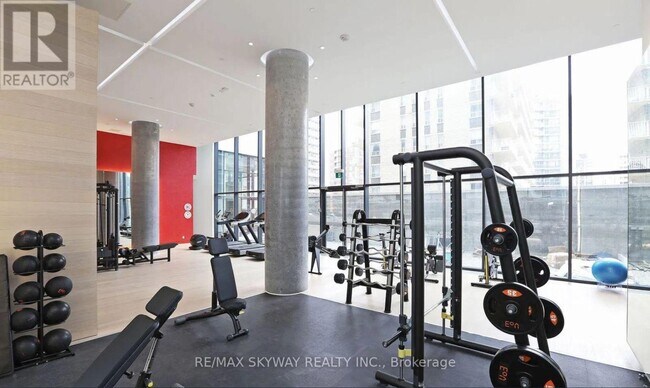 Photo du bâtiment - 185 Roehampton Ave