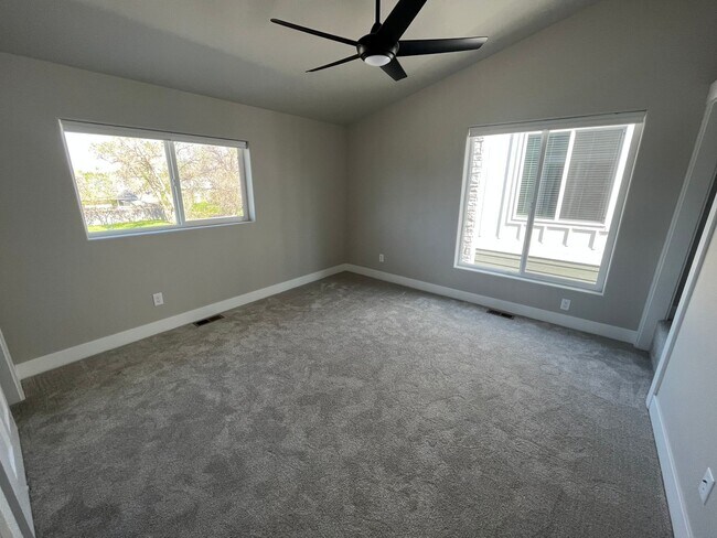 Building Photo - MODERN 1 BEDROOM, 1 BATHROOM TWINHOME WITH...