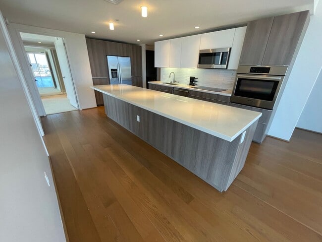 Foto del edificio - Symphony Honolulu! Luxurious 3 bedroom 2 bathroom in Kakaako with 2 assigned parking stall