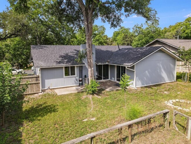 Building Photo - 902 Hillside Oaks Dr
