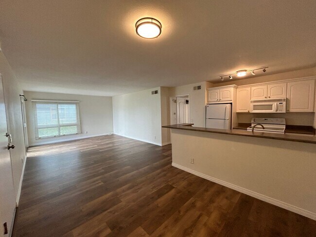 Building Photo - Spacious 2 Bed 2 Bath with 2 Garage Spaces...