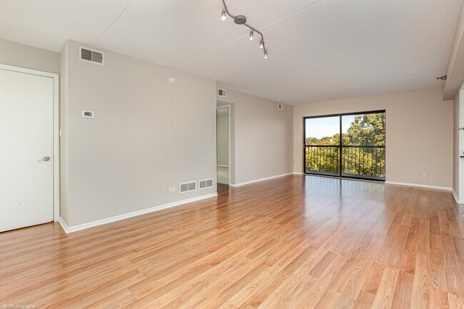 Foto del edificio - 5970 Lake Bluff Dr