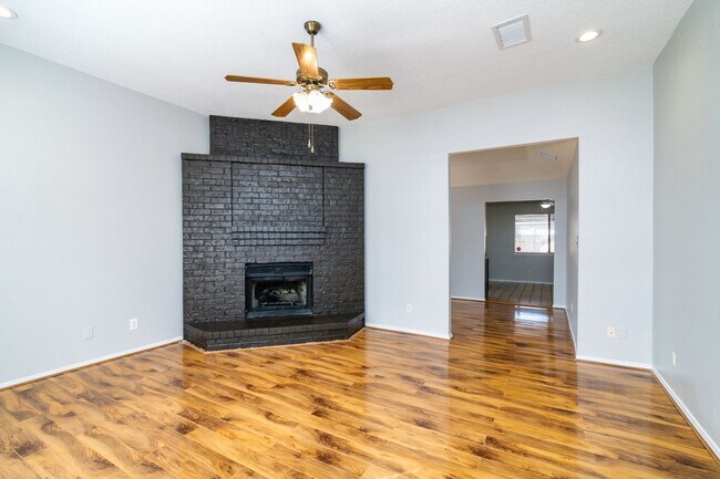 Building Photo - Charming 3 Bedroom Home