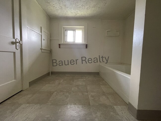 Building Photo - tb200h