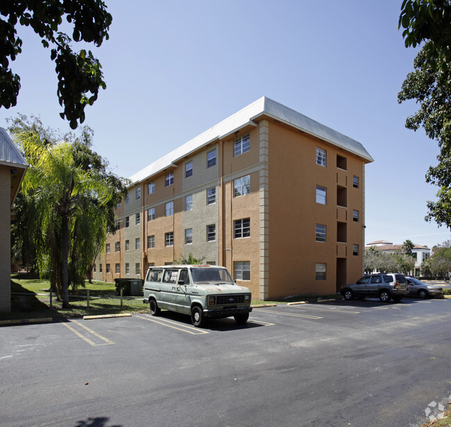 Foto del edificio - Village Homes and Condos