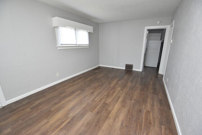 Building Photo - 3 bedroom 1 bath Mishawaka IN home for rent