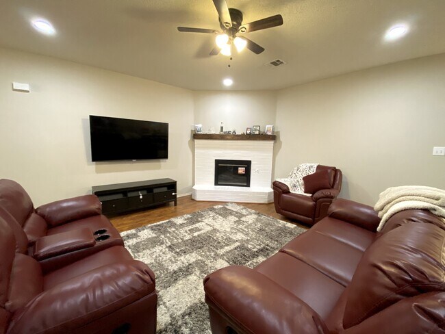 Foto del edificio - 9912 Carter Dr