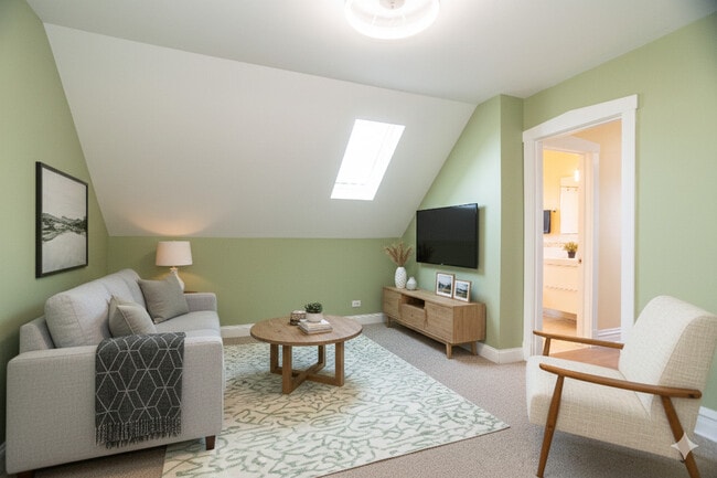 Building Photo - 1330 W Norwood St