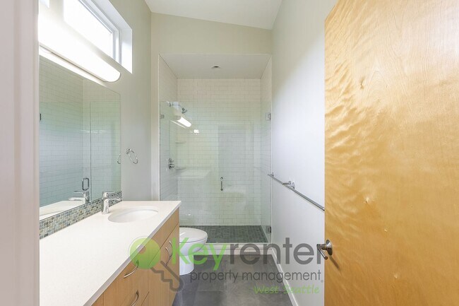 Foto del edificio - Modern Seattle Home Featuring Hardwood Floors and Style