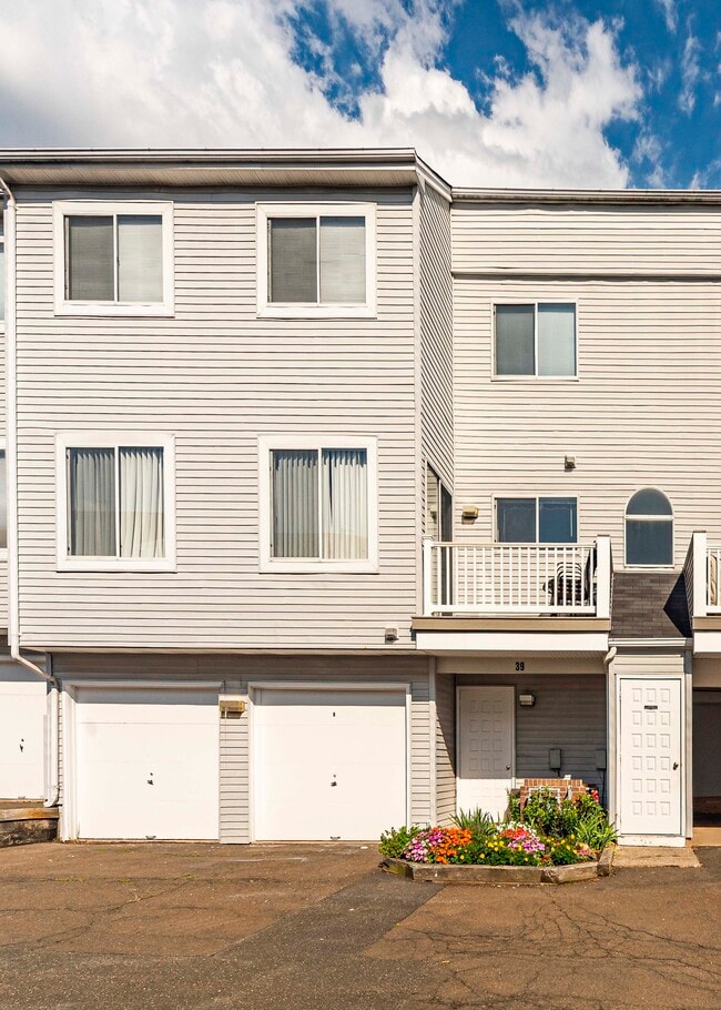 Building Photo - 39 Staffordshire Commons Dr