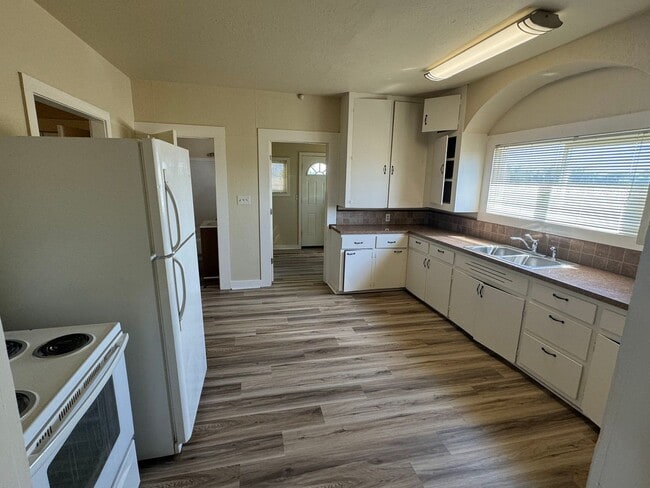 Foto del edificio - 4 Bedroom in Rural Junction City