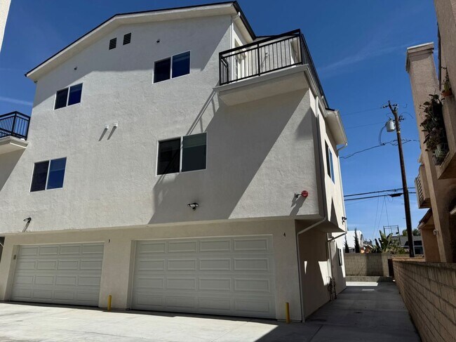 Building Photo - 11602 Valley View Ave