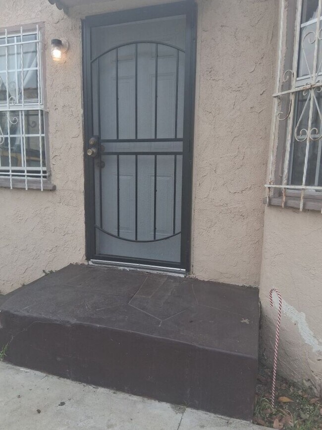 Building Photo - 551 W 95th St