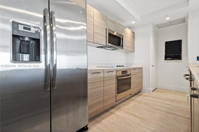 Building Photo - 121 NE 34th St