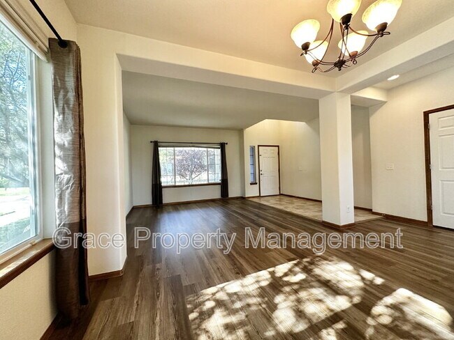Building Photo - 2523 E 150th Pl