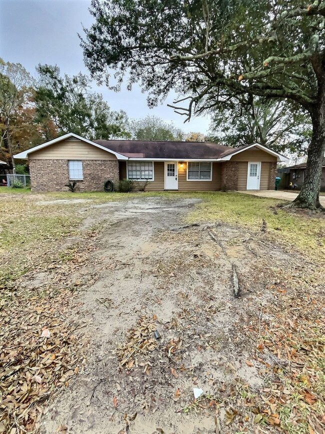 Building Photo - Spacious 4-Bedroom, 2-Bathroom Home in Oce...