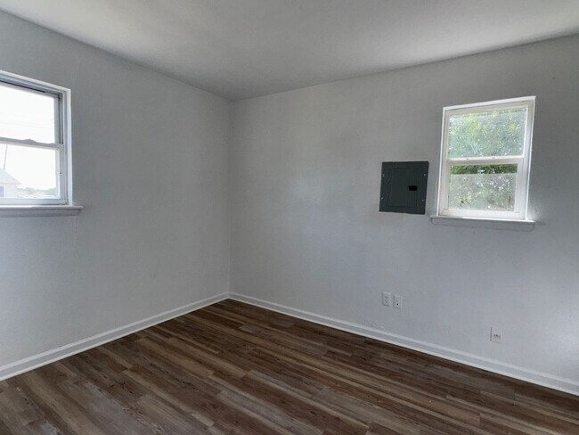 Building Photo - 1749 SW 12th- AVAILABLE NOW!!