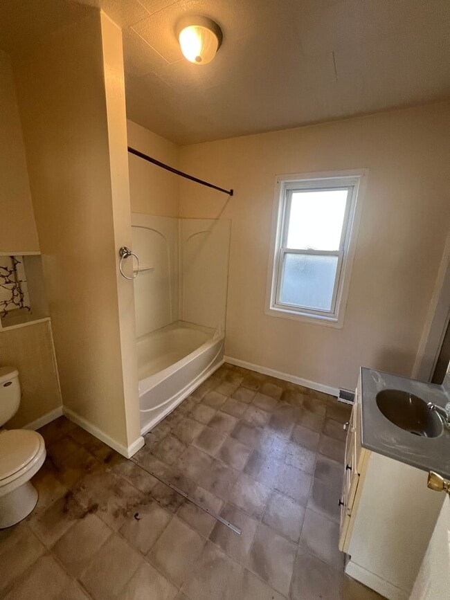 Building Photo - Large 4 Bed 1.5 Bath House