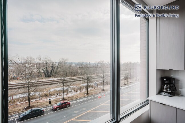 Foto del edificio - 3030 Potomac Ave