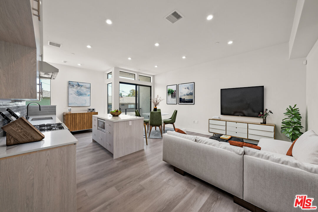 Foto principal - 1204 N Orange Grove Ave