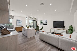 Building Photo - 1204 N Orange Grove Ave