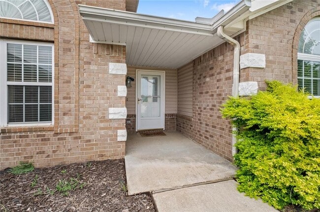 Building Photo - 1901 SW Columbus Rd