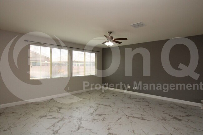 Foto del edificio - 1157 E Regent Dr