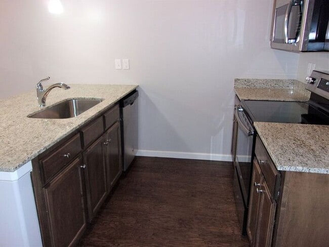 Building Photo - 2 Bed 1 Bath 1 Car Garage Townhome in Del City