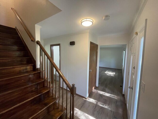 Building Photo - 6998 Doran Dr