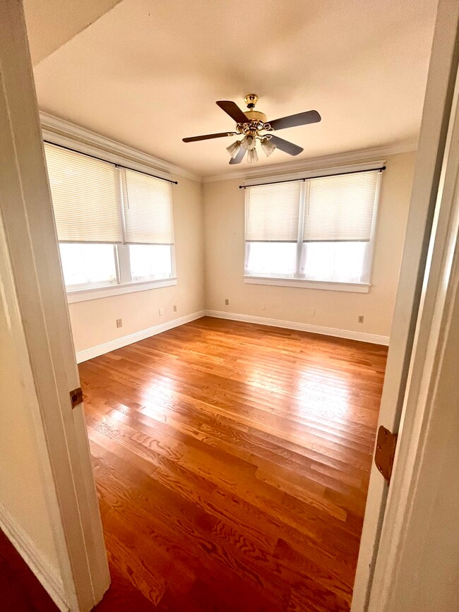 Dormitorio 1 (incluye vestidor); la foto corresponde a la unidad de la planta baja, pero la distribución es idéntica. - 2900 Palmer Ave