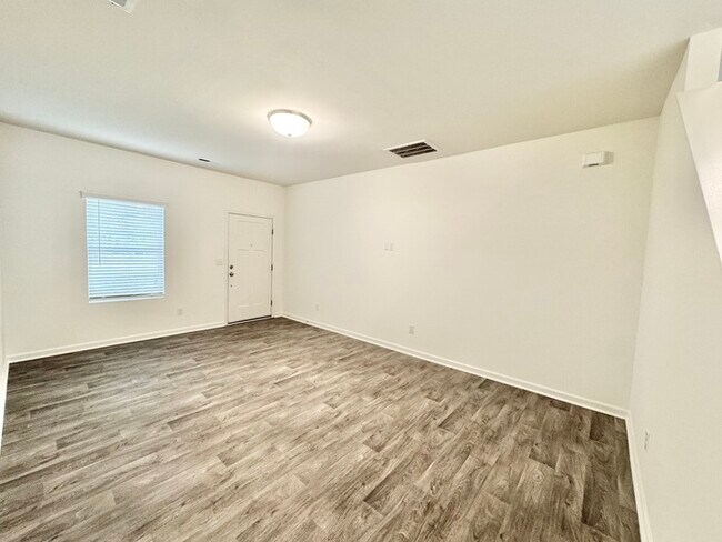 Building Photo - 3 br 2.5 ba townhome with 1 car garage Rea...