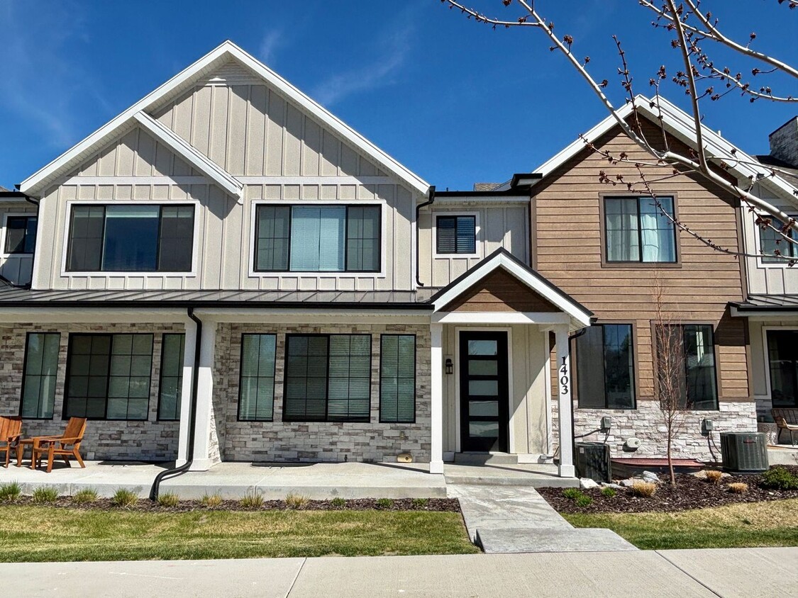 Primary Photo - Exclusive Luxury Townhome at Dimple Dell!