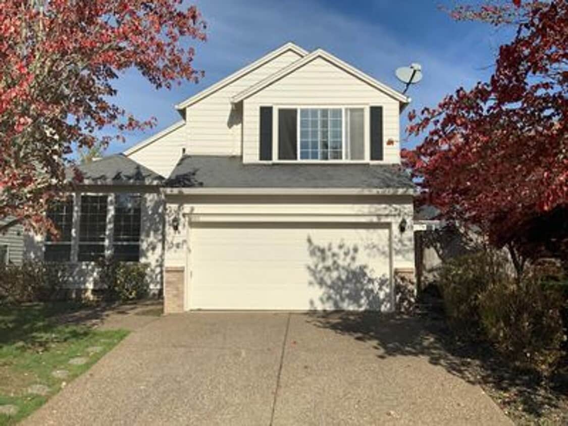 Primary Photo - Beautiful Bethany Home with High Ceilings,...