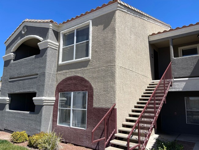Building Photo - Gorgeous 2nd Floor Unit-Available SOON!