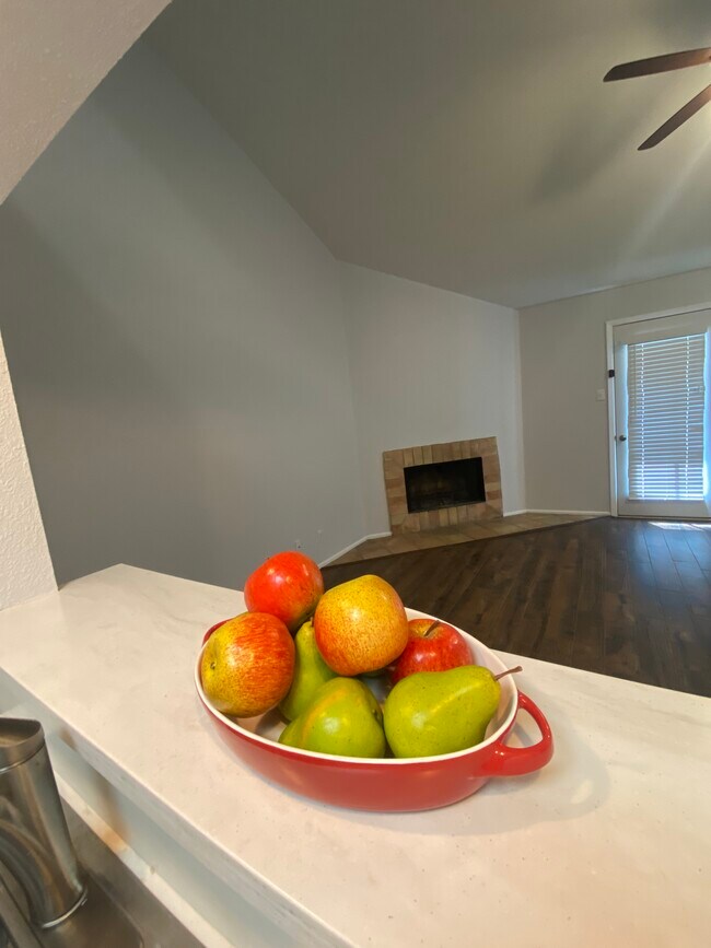Building Photo - 220 Riverhill Club Ln