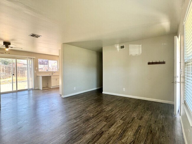 Foto del edificio - Newly Remodeled 3 Bed 1 Bath House in Pitt...