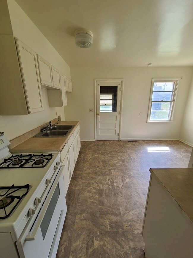 Building Photo - Pet Freindly Single Family 2 Bedroom
