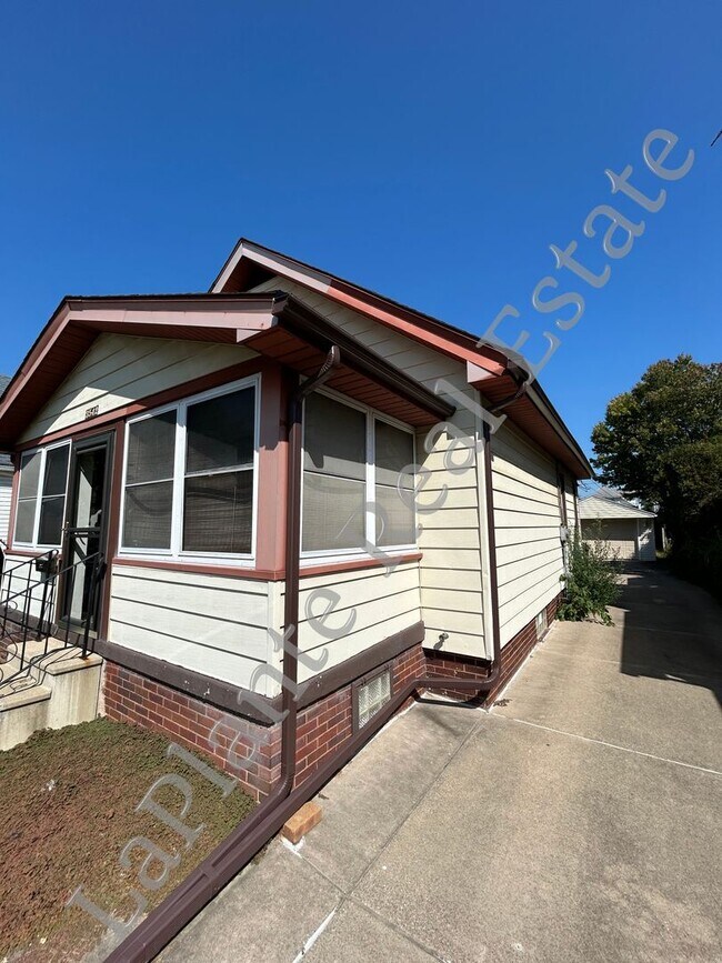 Foto del edificio - Charming 3-Bed, 1.5-Bath Home with Spaciou...