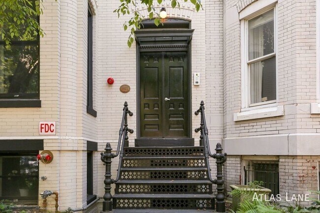 Building Photo - Professionally Managed & Recently Renovate...
