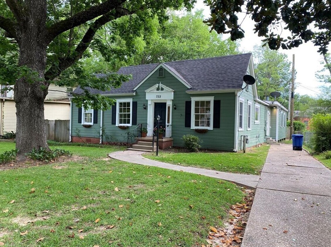 Primary Photo - *BEAUTIFUL SOUTH HIGHLANDS HOME*