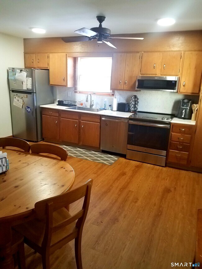 Foto del edificio - 72 Maple Tree Ave