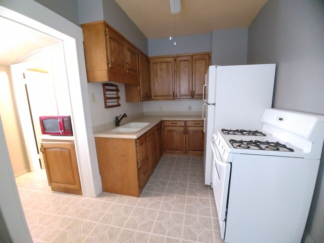 Building Photo - 2 Bedroom House with Fenced in Yard!